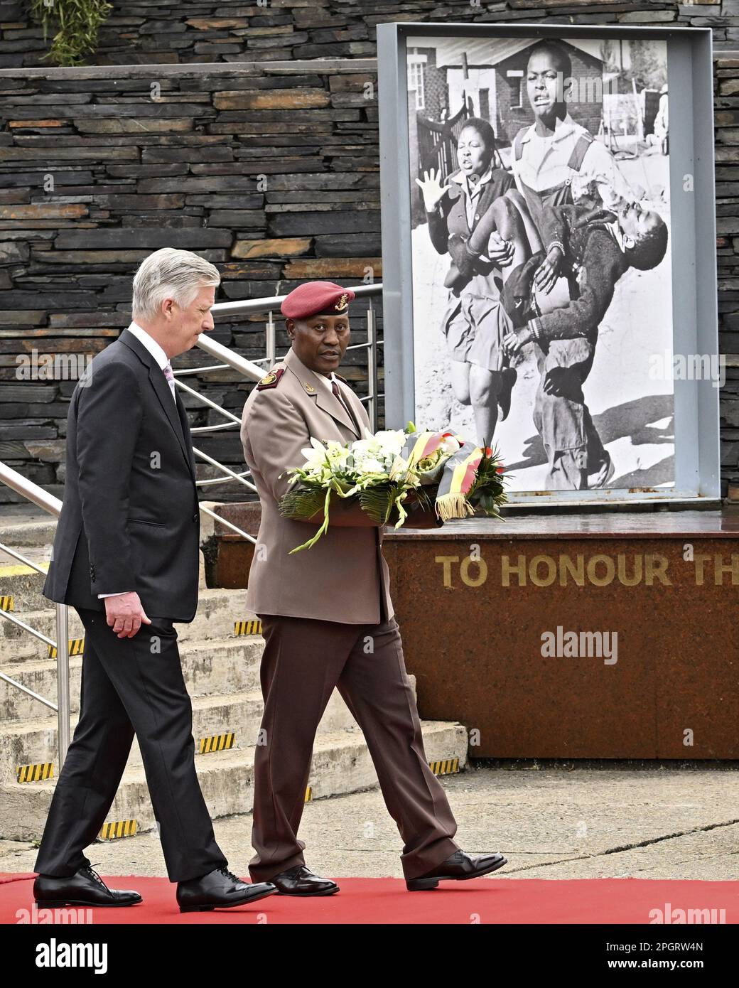 Johannesburg, Sudafrica. 24th Mar, 2023. Re Filippo - Filip del Belgio raffigurato durante una cerimonia di deposizione della corona, in occasione di una visita al Museo Hector Pieterson di Soweto, Johannesburg, durante una visita di Stato della coppia reale belga nella Repubblica del Sud Africa, venerdì 24 marzo 2023. BELGA PHOTO POOL DIDIER LEBRUN Credit: Belga News Agency/Alamy Live News Foto Stock