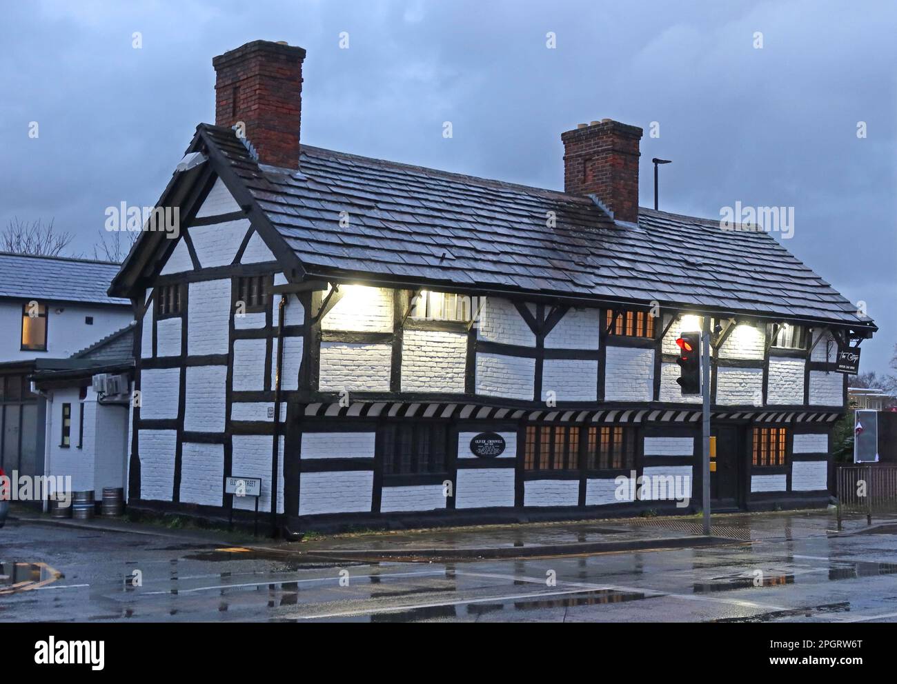 Oliver Cromwell alloggio 1599-1658, ora il ristorante indiano Cottage, Church St, Warrington centro città al crepuscolo, Cheshire, Inghilterra, Regno Unito, WA1 2TF Foto Stock