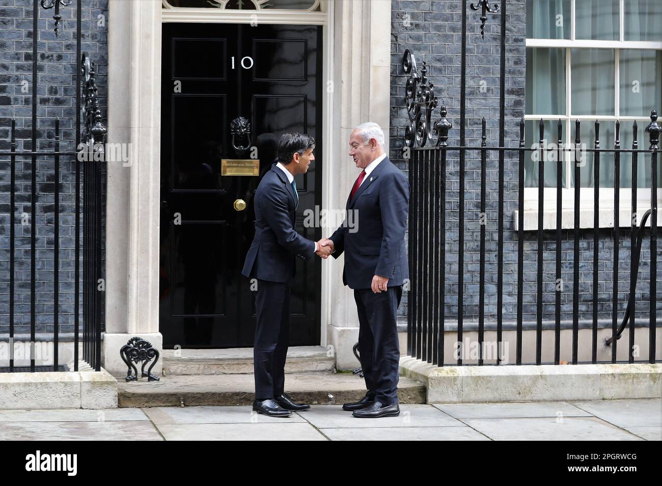 Londra, Regno Unito. 24th Mar, 2023. Il primo ministro britannico Rishi Sunak dà il benvenuto al primo ministro israeliano Benjamin Netanyahu in Downing Street n. 10. Credit: Uwe Deffner/Alamy Live News Foto Stock