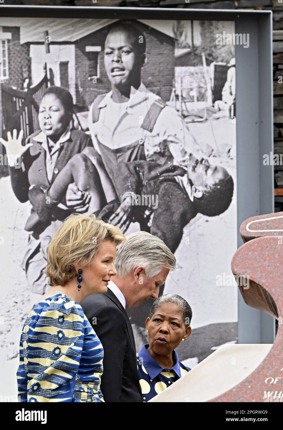 Johannesburg, Sudafrica. 24th Mar, 2023. Re Filippo - Filip del Belgio e la regina Mathilde del Belgio, raffigurati durante una cerimonia di deposizione della corona, presso il memoriale antiapartheid, durante una visita al Museo Hector Pieterson di Soweto, Johannesburg, durante una visita di Stato della coppia reale belga nella Repubblica sudafricana, Venerdì 24 marzo 2023. BELGA PHOTO POOL DIDIER LEBRUN Credit: Belga News Agency/Alamy Live News Foto Stock