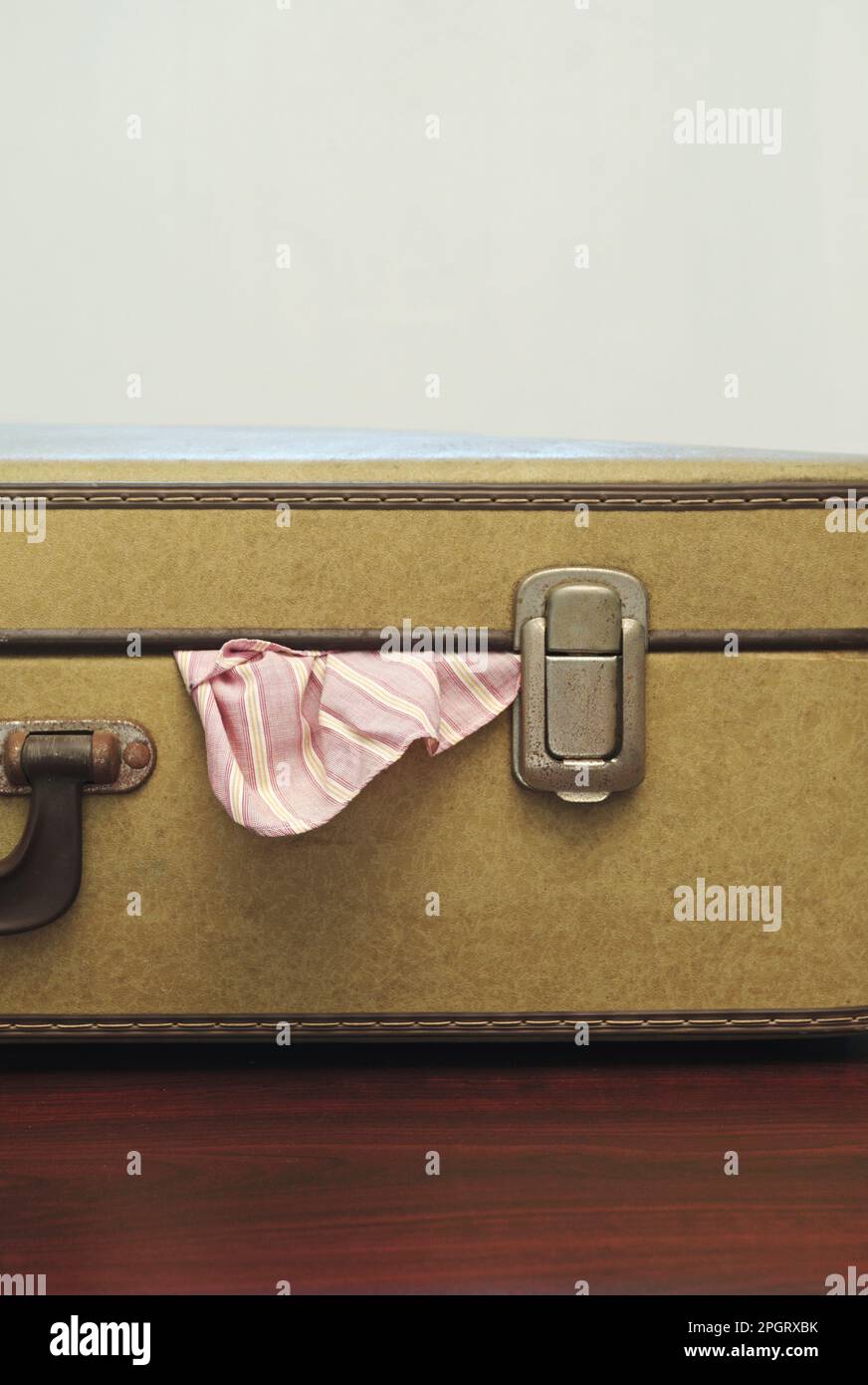 gli abiti fuoriescono dalla valigia Foto Stock