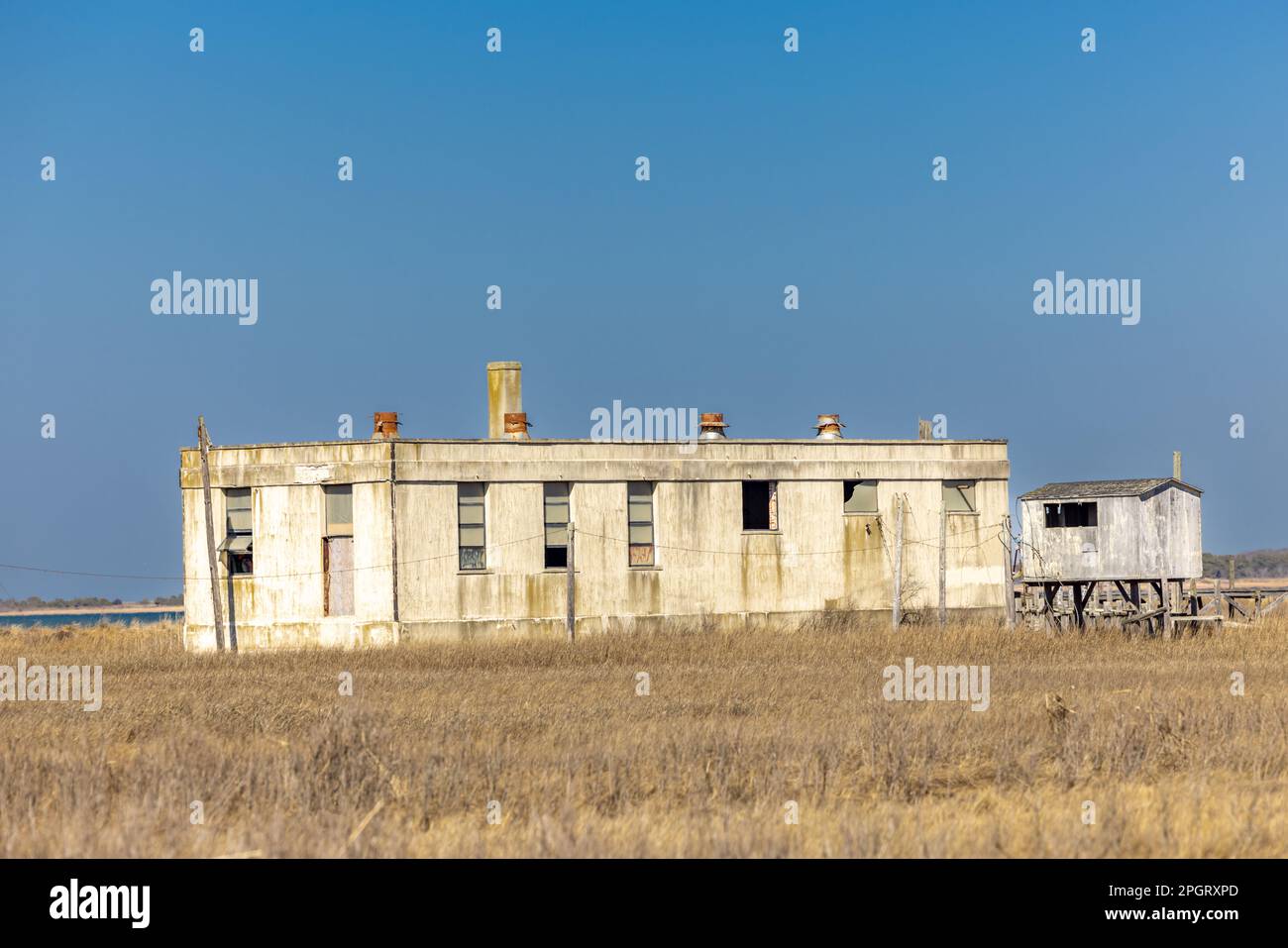 Vecchia struttura abbandonata a un piano sul tratto di Napeague Foto Stock