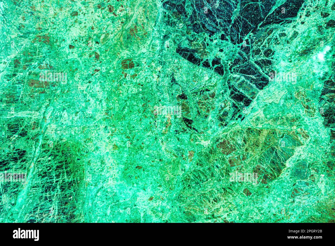 Texture di piastrelle di marmo verde con graffi. Sfondo astratto per il design. Foto Stock