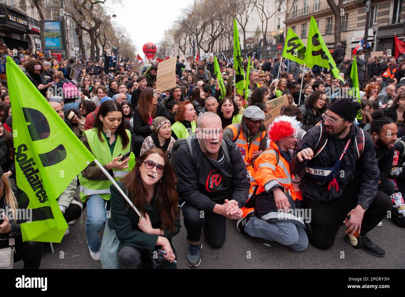 Parigi / Francia - 24/03/2023, Laurent Paillier / le Pictorium - nella processione della manifestazione contro la riforma pensionistica del 23 marzo a Parigi - 24/3/2023 - Francia / Parigi / Parigi - in questo 9th° giorno di manifestazione intersindacale contro la riforma pensionistica del governo di Elisabeth Borne, i giovani hanno fatto un ingresso notevole nel movimento di protesta Foto Stock