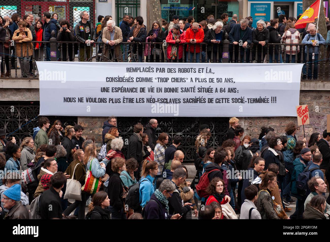 Parigi / Francia - 24/03/2023, Laurent Paillier / le Pictorium - nella processione della manifestazione contro la riforma pensionistica del 23 marzo a Parigi - 24/3/2023 - Francia / Parigi / Parigi - in questo 9th° giorno di manifestazione intersindacale contro la riforma pensionistica del governo di Elisabeth Borne, i giovani hanno fatto un ingresso notevole nel movimento di protesta Foto Stock