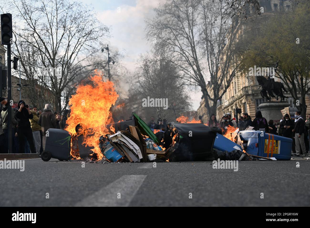 2023 03 23: Le manifestazioni contro la nuova legge di pensionamento in Francia da parte del presidente Macron si sono trasformate in violenti scontri con le unità di polizia antisommossa di tutta la Francia. Foto Stock