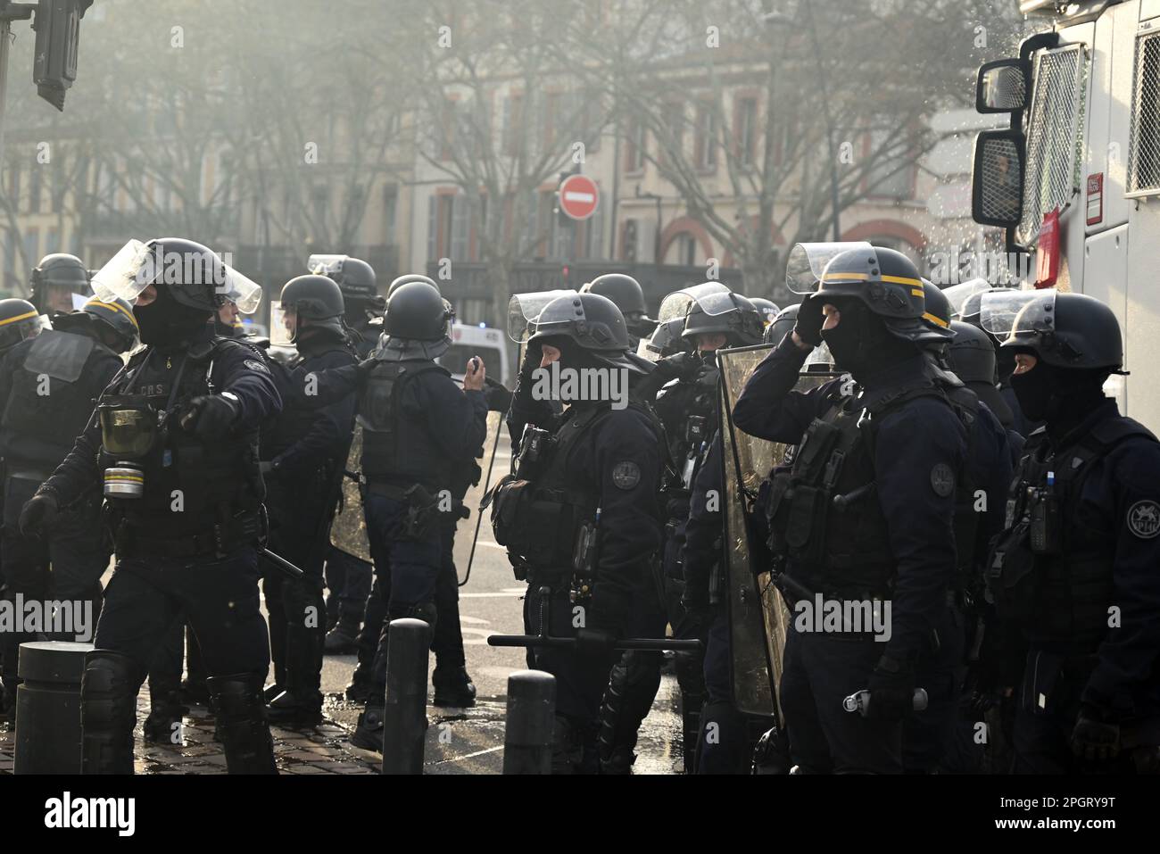 2023 03 23: Le manifestazioni contro la nuova legge di pensionamento in Francia da parte del presidente Macron si sono trasformate in violenti scontri con le unità di polizia antisommossa di tutta la Francia. Foto Stock