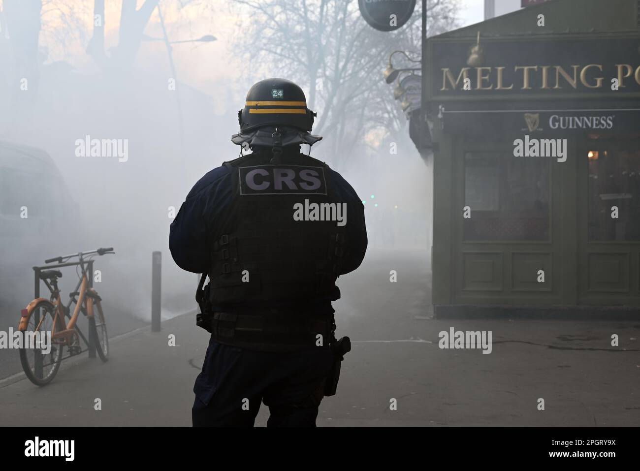 2023 03 23: Le manifestazioni contro la nuova legge di pensionamento in Francia da parte del presidente Macron si sono trasformate in violenti scontri con le unità di polizia antisommossa di tutta la Francia. Foto Stock