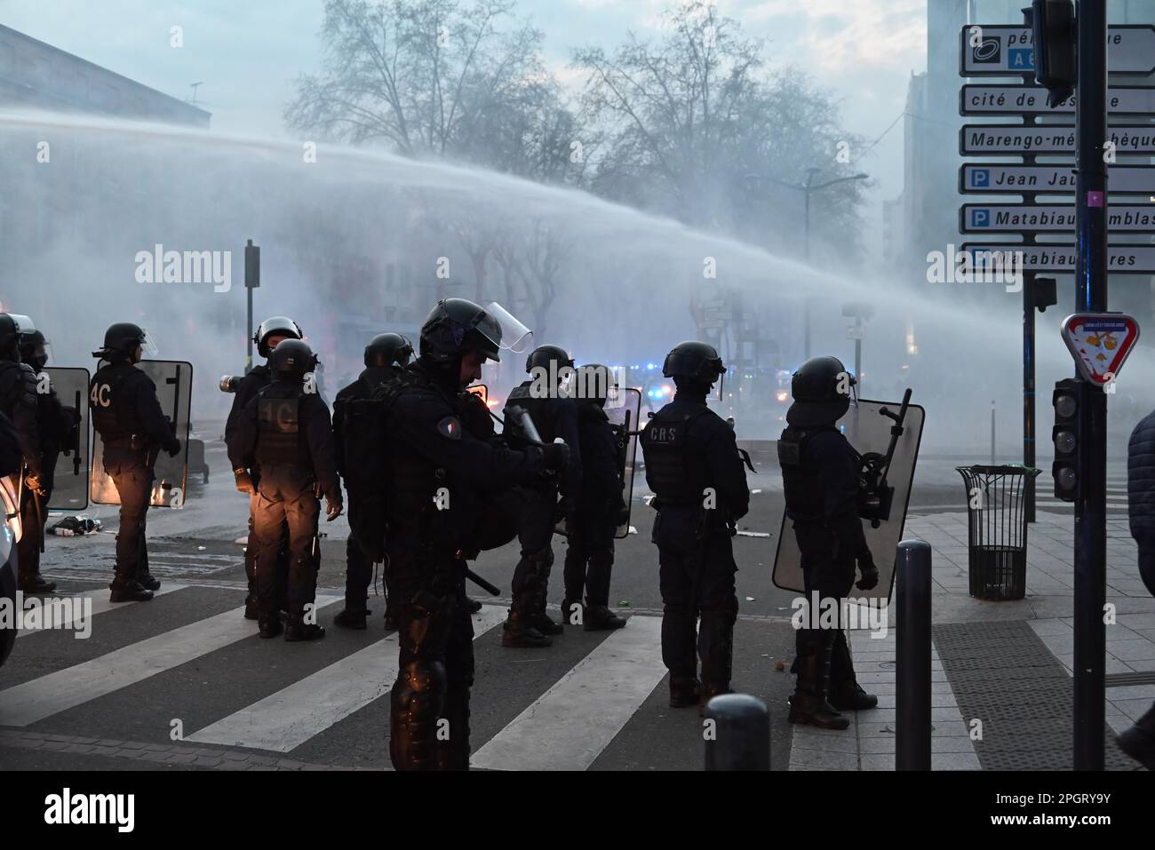 2023 03 23: Le manifestazioni contro la nuova legge di pensionamento in Francia da parte del presidente Macron si sono trasformate in violenti scontri con le unità di polizia antisommossa di tutta la Francia. Foto Stock