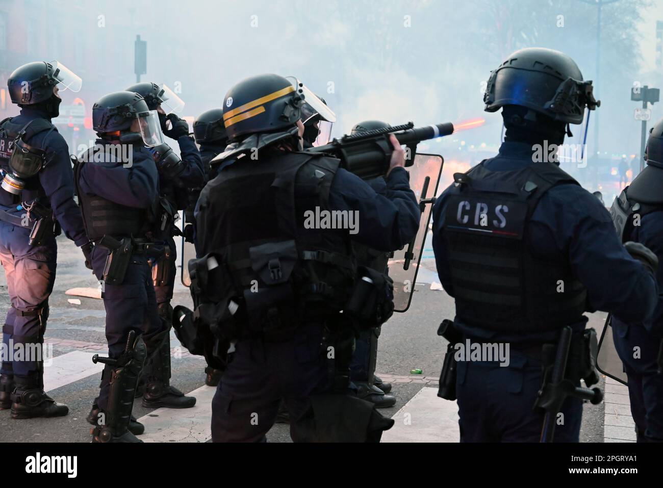 2023 03 23: Le manifestazioni contro la nuova legge di pensionamento in Francia da parte del presidente Macron si sono trasformate in violenti scontri con le unità di polizia antisommossa di tutta la Francia. Foto Stock