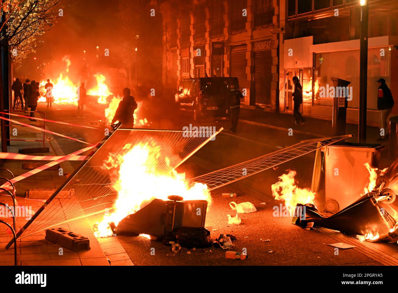 2023 03 23: Le manifestazioni contro la nuova legge di pensionamento in Francia da parte del presidente Macron si sono trasformate in violenti scontri con le unità di polizia antisommossa di tutta la Francia. Foto Stock