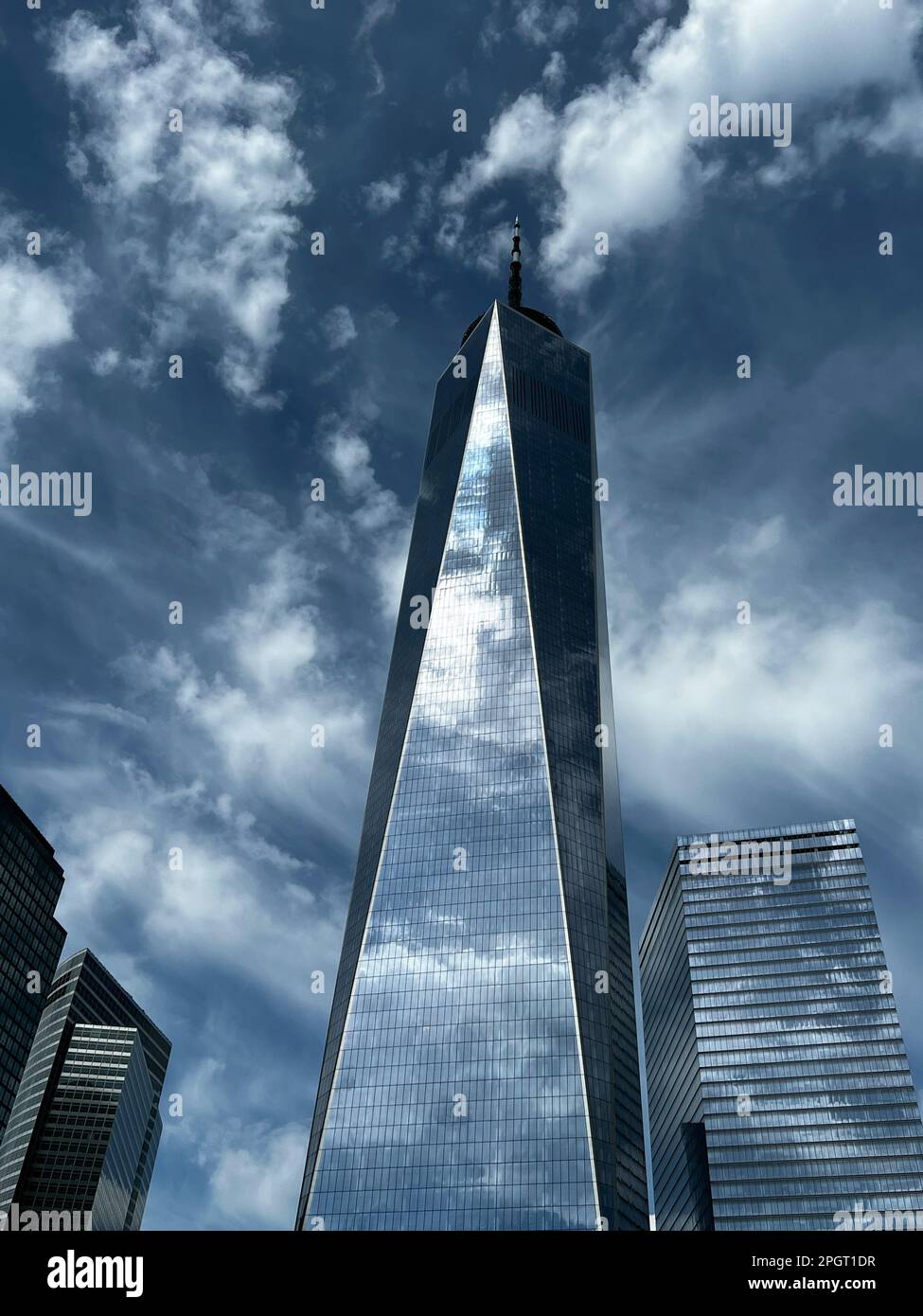 Un'inquadratura dall'angolo basso dell'edificio One World Trade Center di New York con riflessi nuvolosi Foto Stock