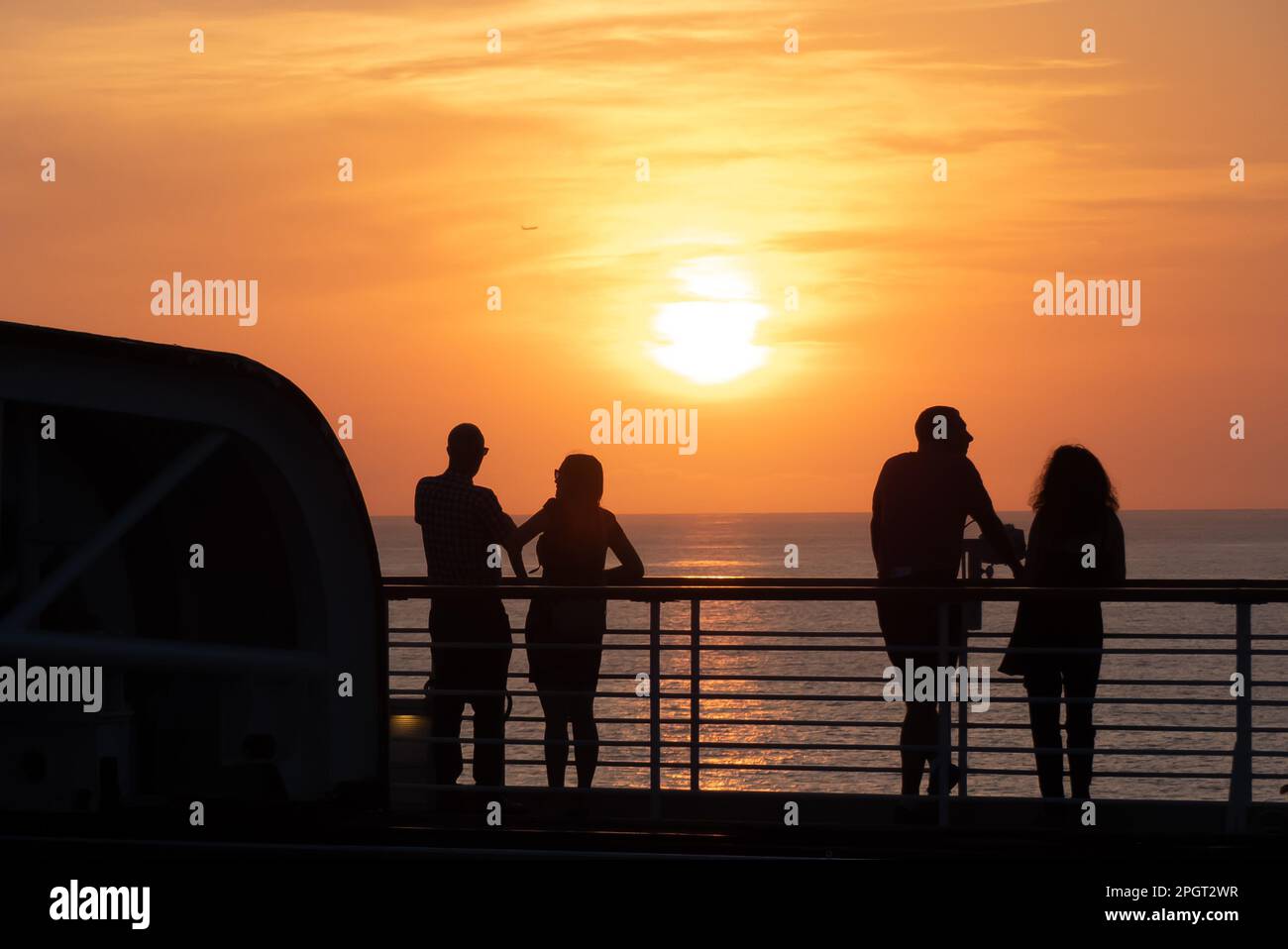 A bordo della nave da crociera P & o 'Arcadiaa', guardando un tramonto nel Pacifico dopo aver lasciato le Hawaii Foto Stock