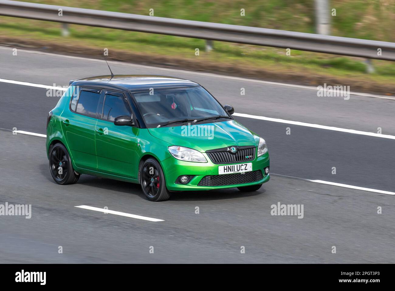 2011 (11) targa verde SKODA FABIA VRS DSG 13909 CC 5 VELOCITÀ automatica; viaggiando sull'autostrada M61 UK Foto Stock