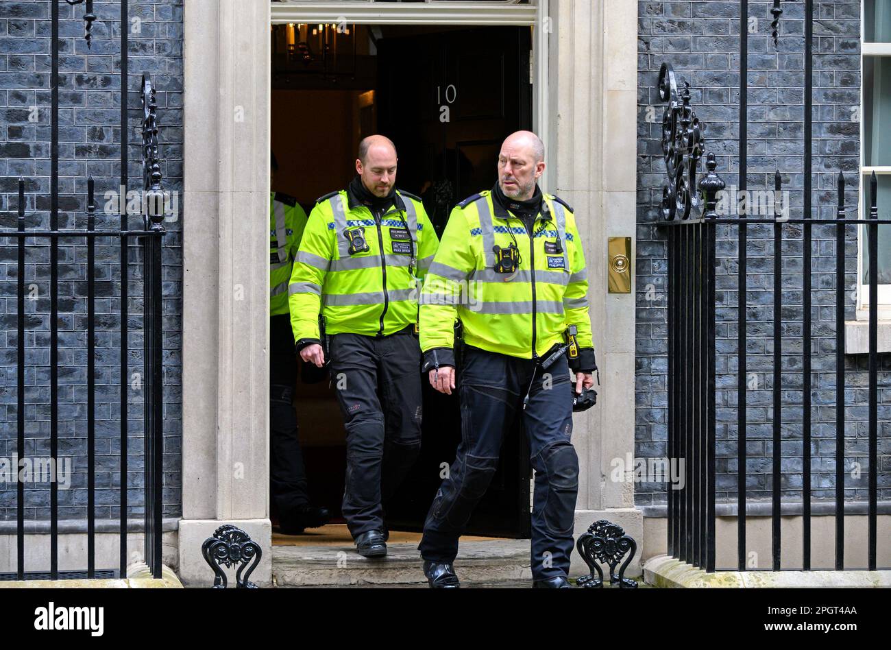 Londra, Inghilterra, Regno Unito. Membri del Metropolitan Police Special Escort Group (moto) lasciando 10 Downing Street prima di scortare il PM a... Foto Stock