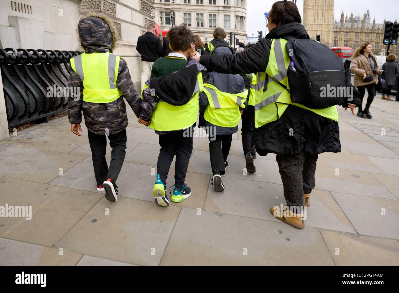 Londra, Inghilterra, Regno Unito. Bambini piccoli in gita a Londra cntral, indossando giacche ad alta visibilità Foto Stock