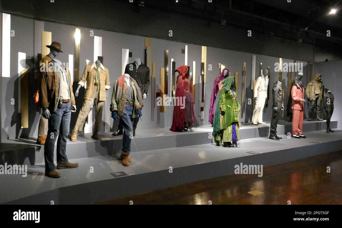 Los Angeles, California, USA 23rd marzo 2023 Costumi di Jurassic Park Dominion, costumi di Hocus Pocus 2, costumi di Elvis e costumi di Batman all'Art of the Costume Design in Film Exhibition presso il Fashion Institute of Design Merchandising (FIDM) nel centro DI LOS ANGELES il 23 marzo 2023 a Los Angeles, California, USA. Foto di Barry King/Alamy Stock Photo Foto Stock