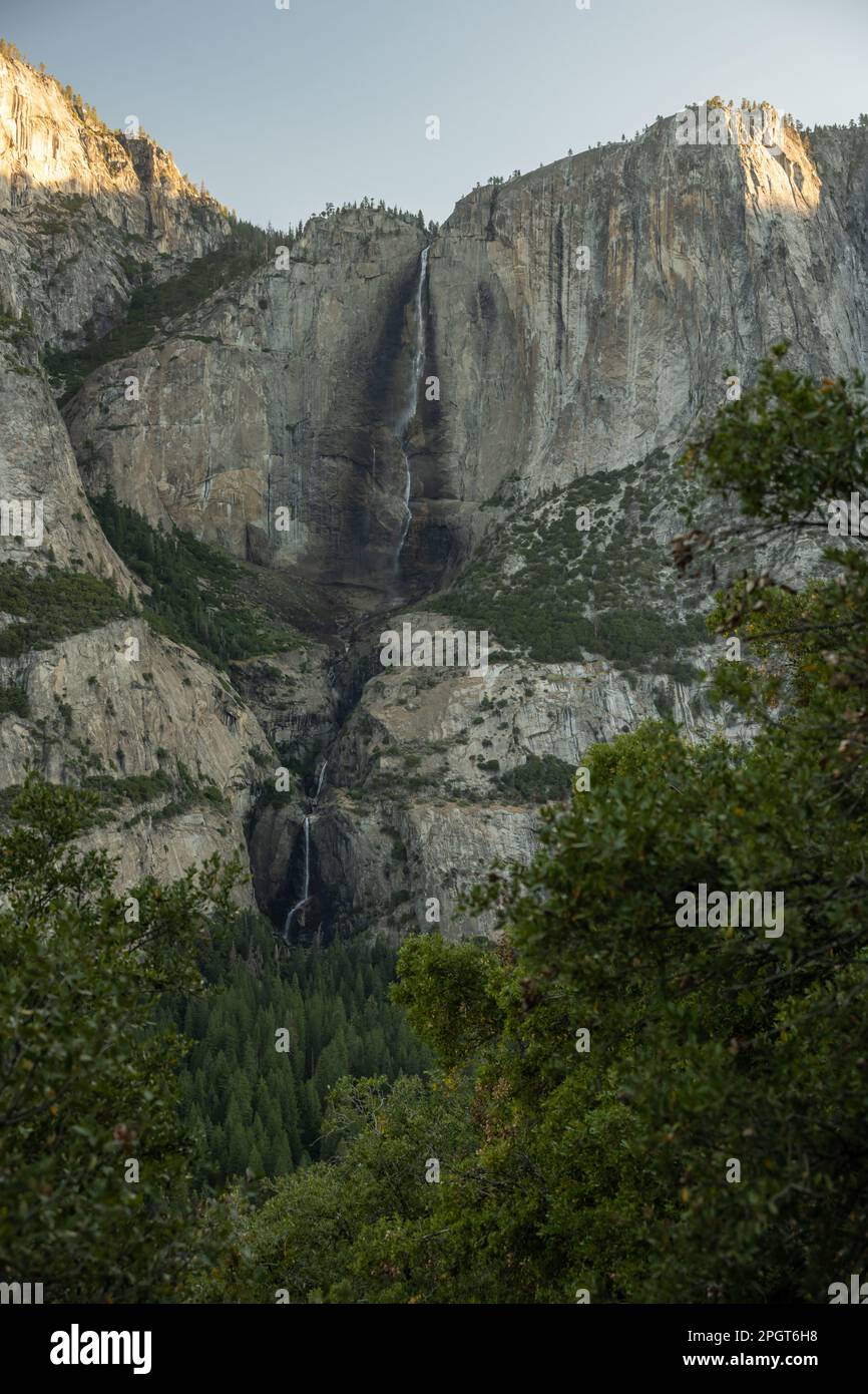 Cascate di Yosemite Tumbling nella valle sottostante da Four Mile Trail a Yosemite Foto Stock