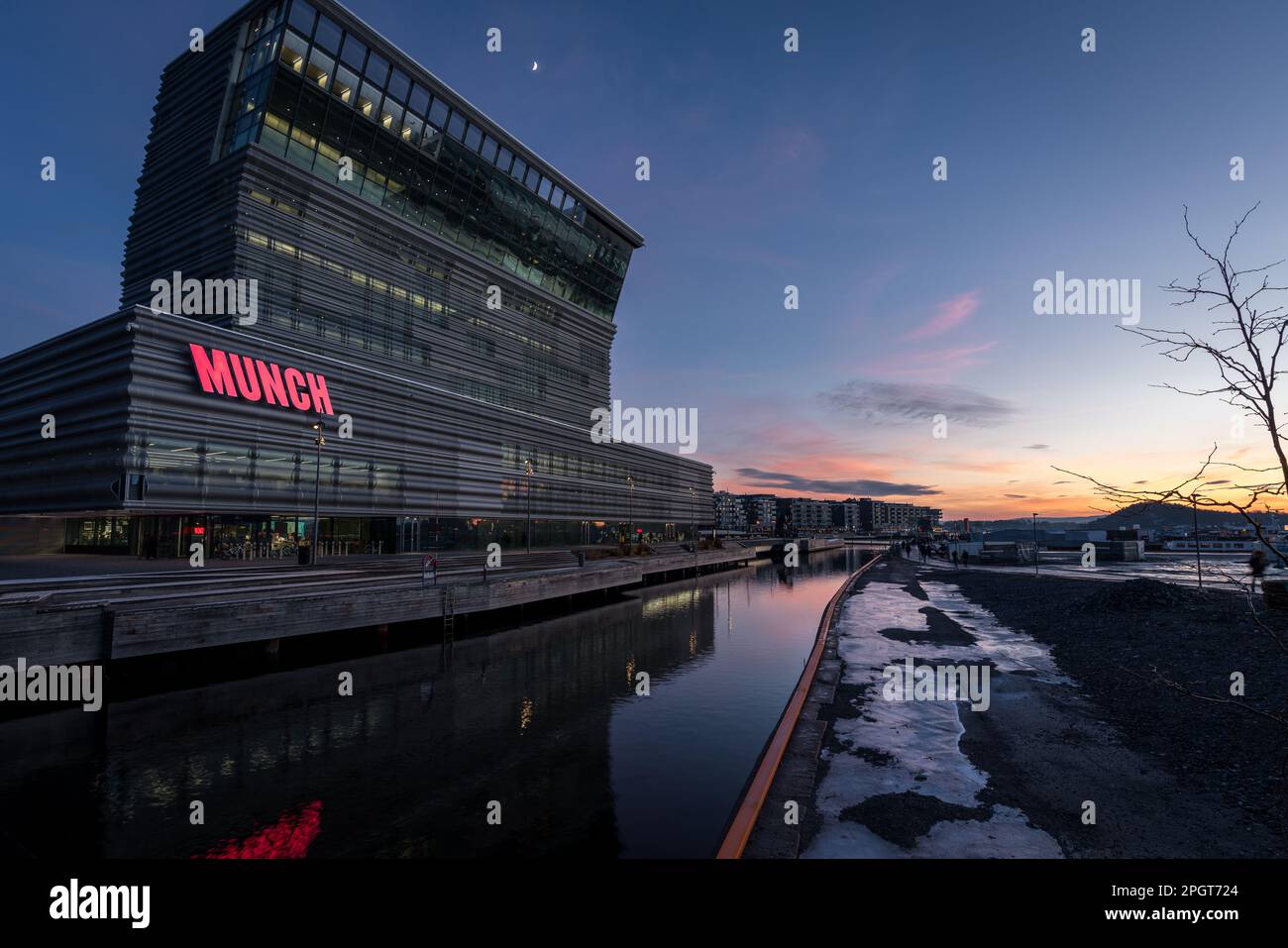 Museo Munch di recente costruzione a Oslo visto in una notte d'inverno Foto Stock