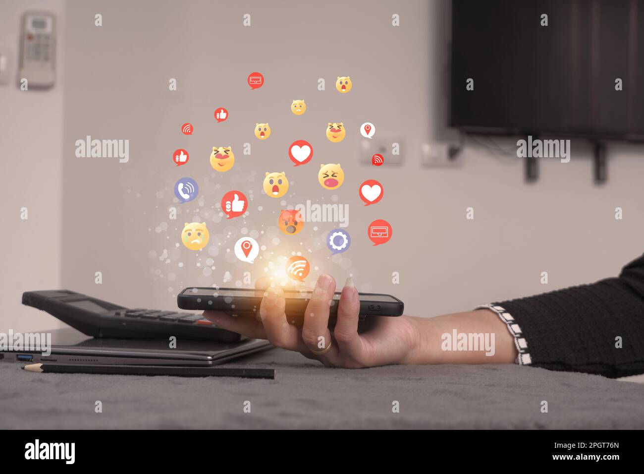 Social media e concetti digitali online che escono come un'icona ologramma: Concetto di vita in vacanza e social media distensione, lavorando da casa. Foto Stock