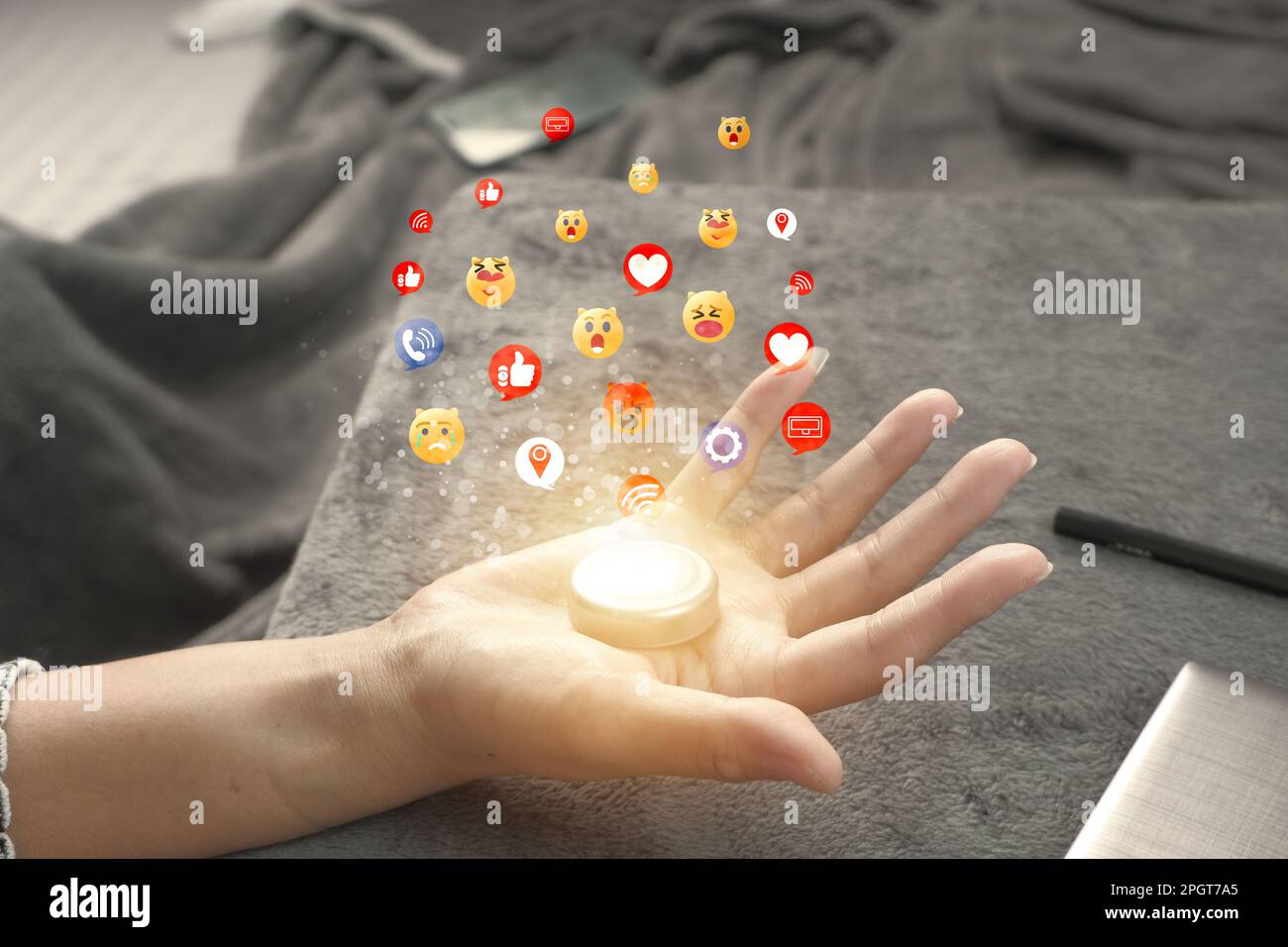 Social media e concetti digitali online che escono come un'icona ologramma: Concetto di vita in vacanza e social media distensione, lavorando da casa. Foto Stock