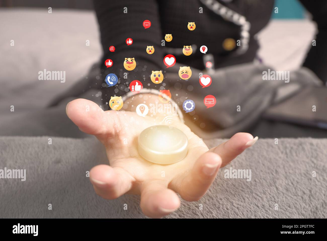 Social media e concetti digitali online che escono come un'icona ologramma: Concetto di vita in vacanza e social media distensione, lavorando da casa. Foto Stock