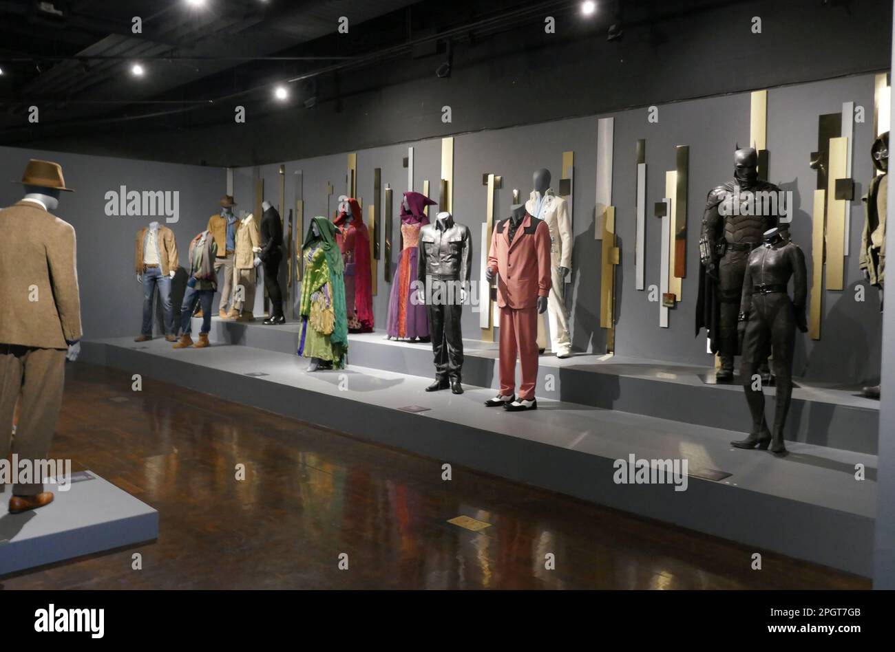 Los Angeles, California, USA 23rd marzo 2023 Costumi di Jurassic Park Dominion, costumi di Hocus Pocus 2, costumi di Elvis e costumi di Batman all'Art of the Costume Design in Film Exhibition presso il Fashion Institute of Design Merchandising (FIDM) nel centro DI LOS ANGELES il 23 marzo 2023 a Los Angeles, California, USA. Foto di Barry King/Alamy Stock Photo Foto Stock