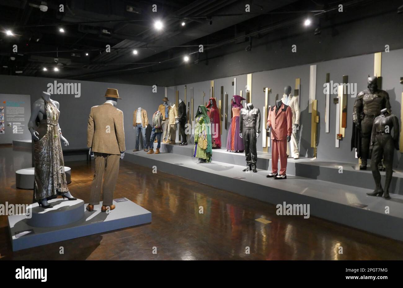 Los Angeles, California, USA 23rd marzo 2023 costumi di Amsterdam, costumi di Jurassic Park Dominion, costumi di Hocus Pocus 2, costumi di Elvis e costumi di Batman all'Art of the Costume Design in Film Exhibition presso il Fashion Institute of Design Merchandising (FIDM) nel centro DI LOS ANGELES il 23 marzo 2023 a Los Angeles, California, Stati Uniti. Foto di Barry King/Alamy Stock Photo Foto Stock