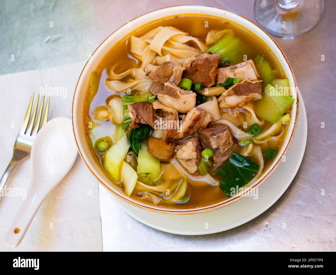 Zuppa di noodle di manzo al pomodoro brasata taiwanese Foto Stock