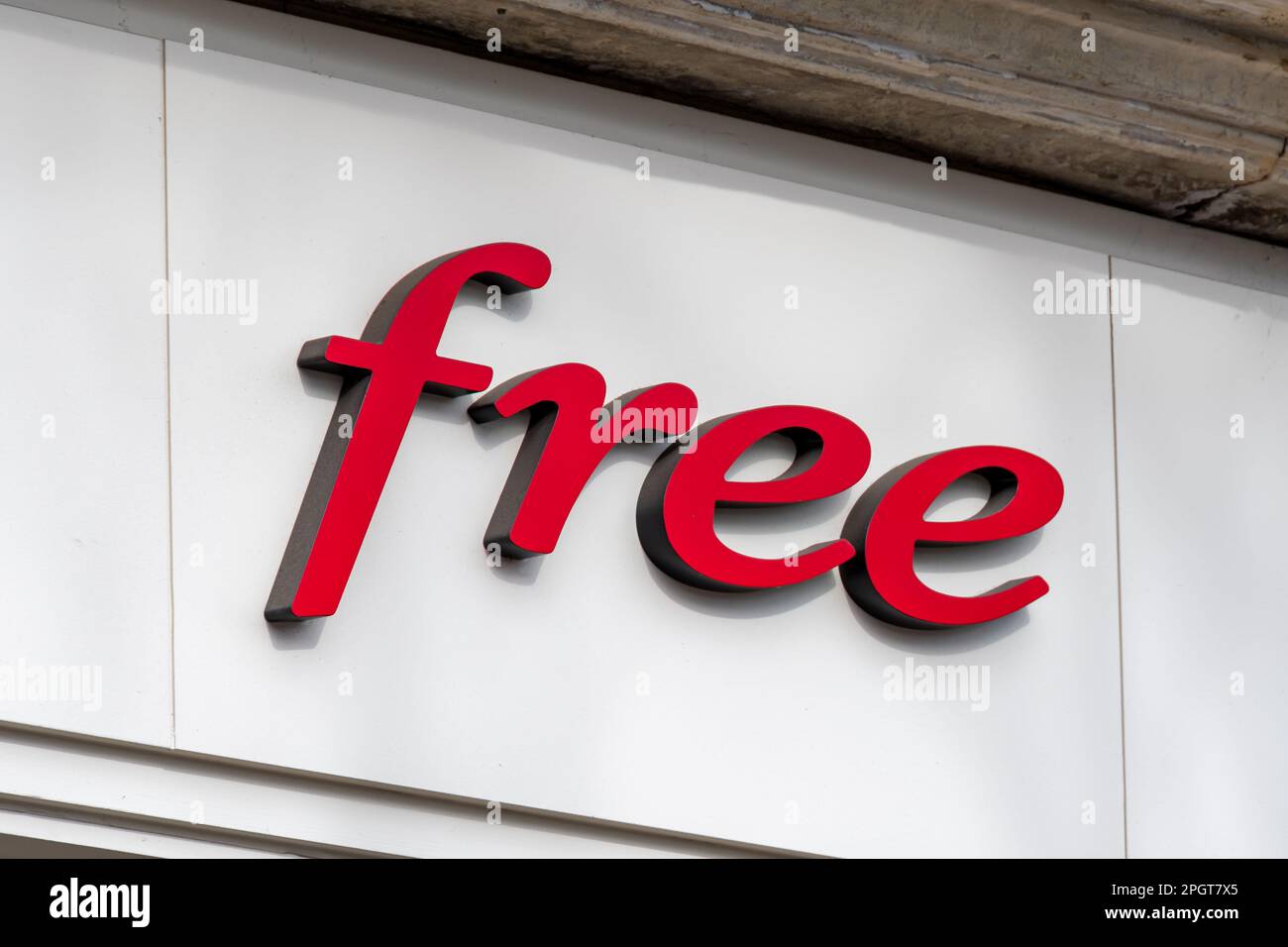 Firma di un negozio gratuito, una filiale del gruppo Iliad, un operatore mobile francese e uno dei principali fornitori di servizi Internet in Francia Foto Stock