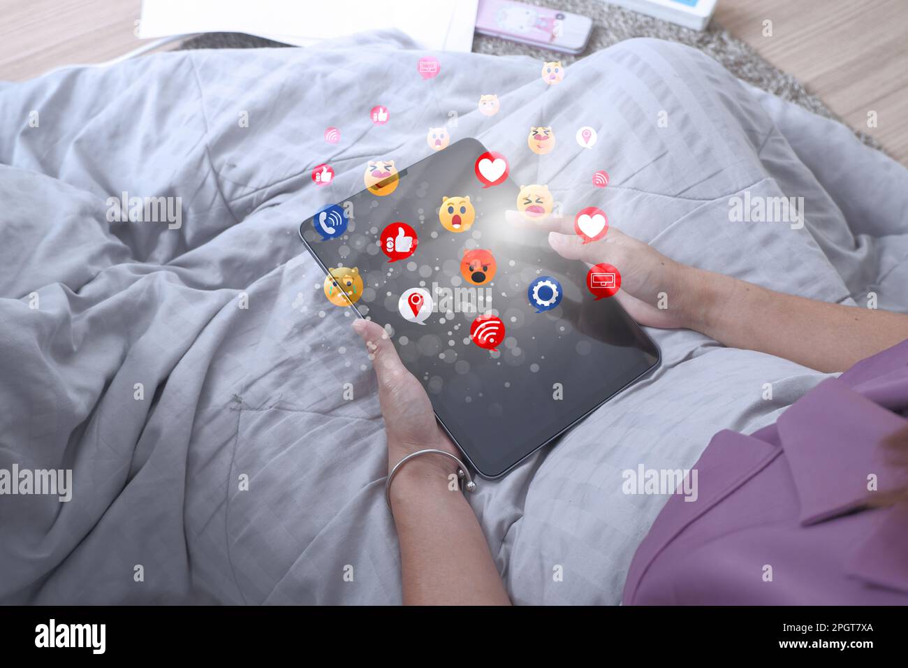 Social media e concetti digitali online che escono come un'icona ologramma: Concetto di vita in vacanza e social media distensione, lavorando da casa. Foto Stock