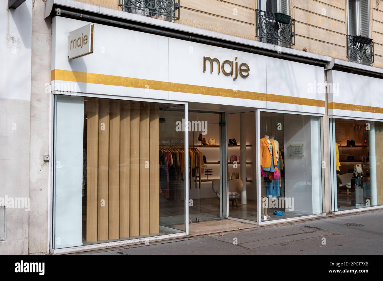 Vista esterna di una boutique Maje, un marchio e una società di moda femminile francese Foto Stock