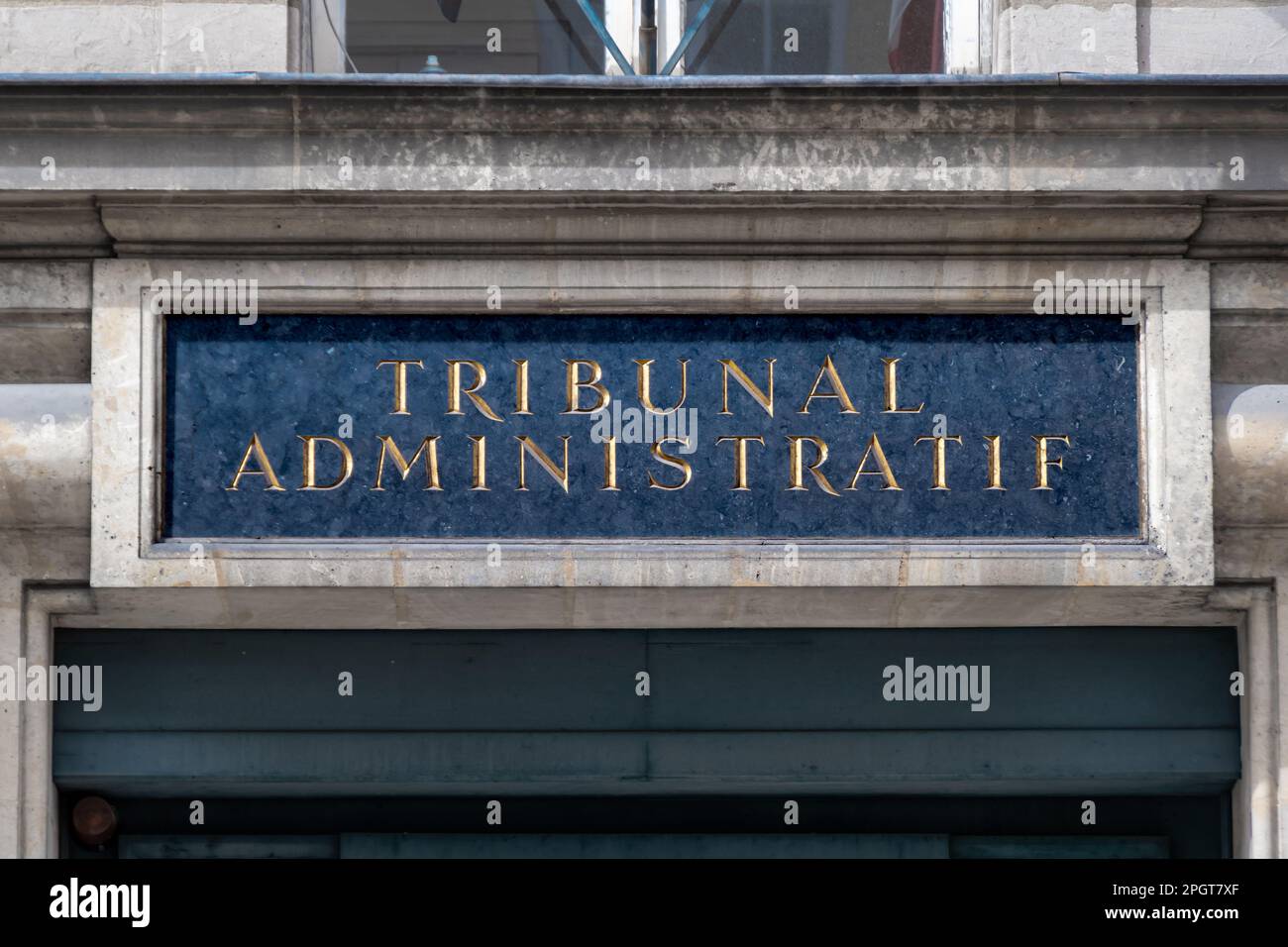 Firma scritta «Tribunal Administratif», una giurisdizione giuridica francese incaricata di giudicare le controversie con lo Stato o con l'amministrazione Foto Stock