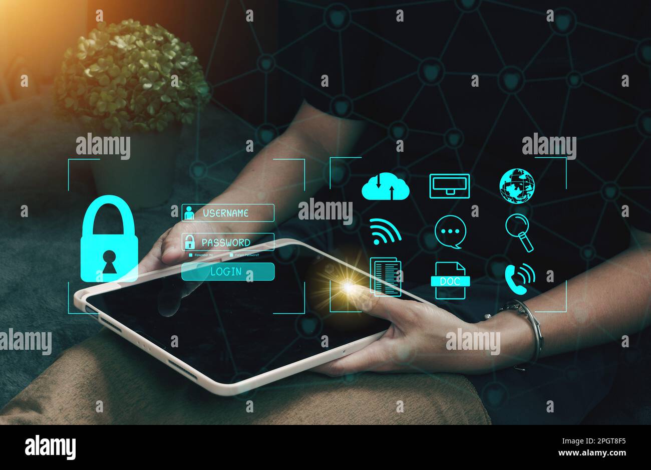 Concetto : sicurezza informatica tecnologia globale di sicurezza della rete, protezione delle informazioni personali. Crittografia con un'icona chiave sull'interfaccia virtuale. Foto Stock