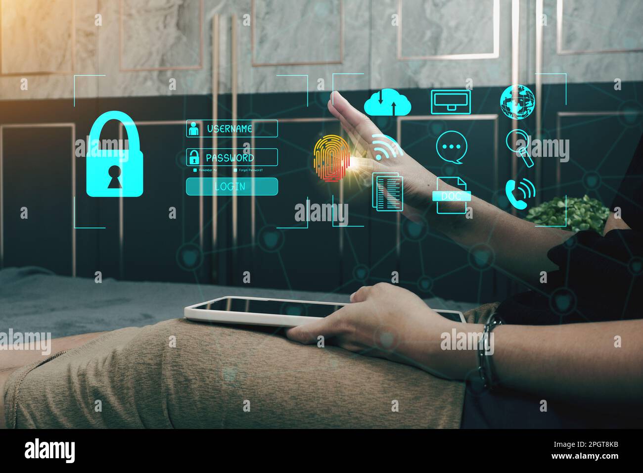 Concetto : sicurezza informatica tecnologia globale di sicurezza della rete, protezione delle informazioni personali. Crittografia con un'icona chiave sull'interfaccia virtuale. Foto Stock