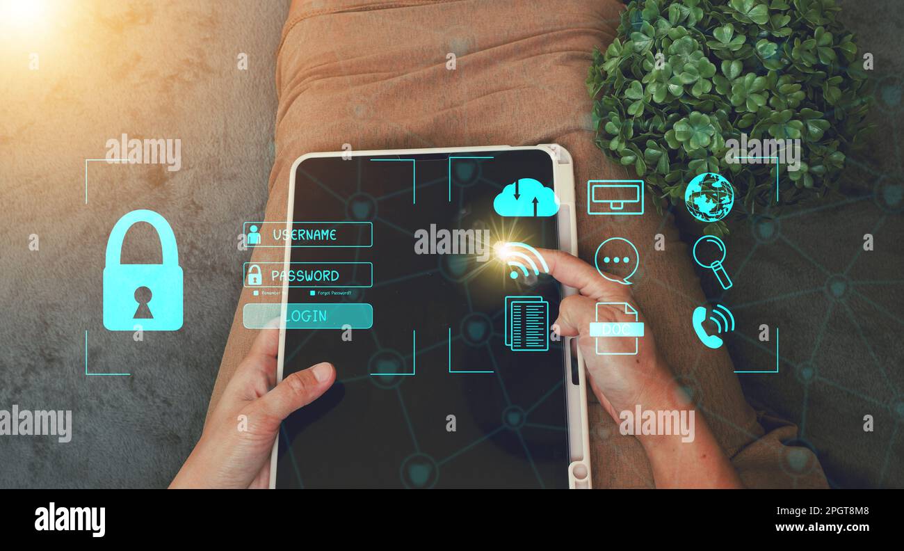 Concetto : sicurezza informatica tecnologia globale di sicurezza della rete, protezione delle informazioni personali. Crittografia con un'icona chiave sull'interfaccia virtuale. Foto Stock