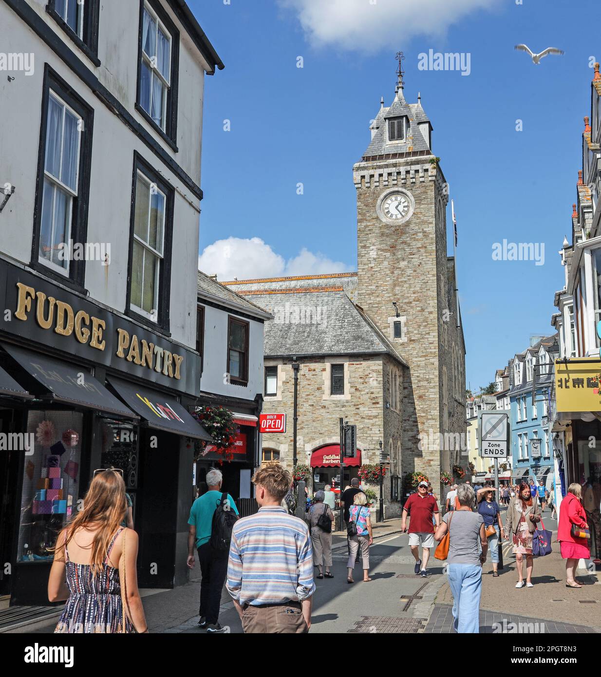 Immagine verticale della Guildhall in Fore Street a East Looe in una stagione impegnativa a fine settembre. La Guildhall è stata adattata per la stazione di polizia immaginaria Foto Stock