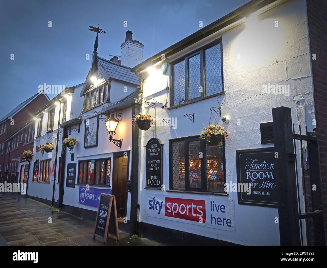 The Bulls Head pub, 33 Church St, Warrington Town centre at crepuscolo, Cheshire, Inghilterra, UK, WA1 2SX Foto Stock