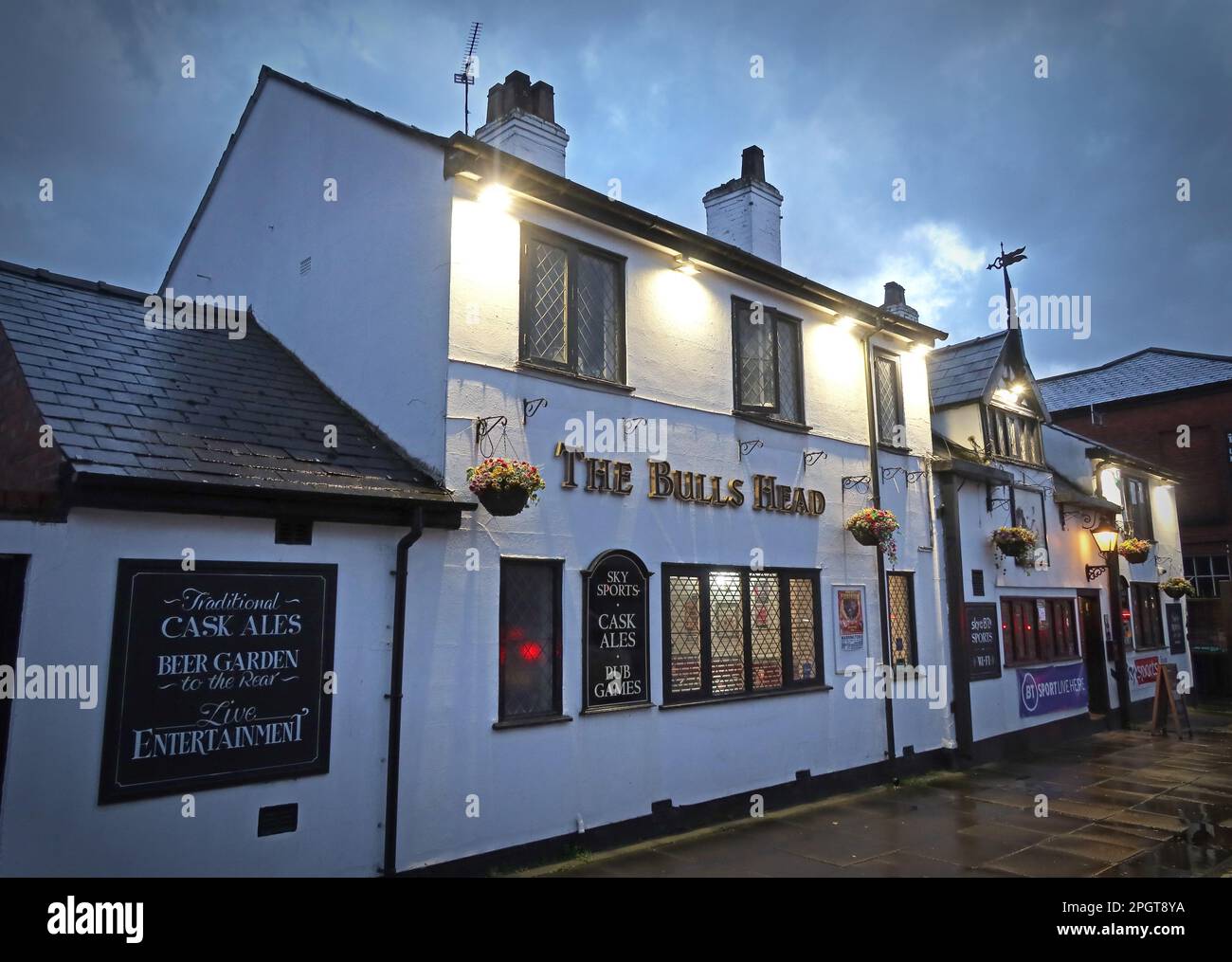 The Bulls Head pub, 33 Church St, Warrington Town centre at crepuscolo, Cheshire, Inghilterra, UK, WA1 2SX Foto Stock