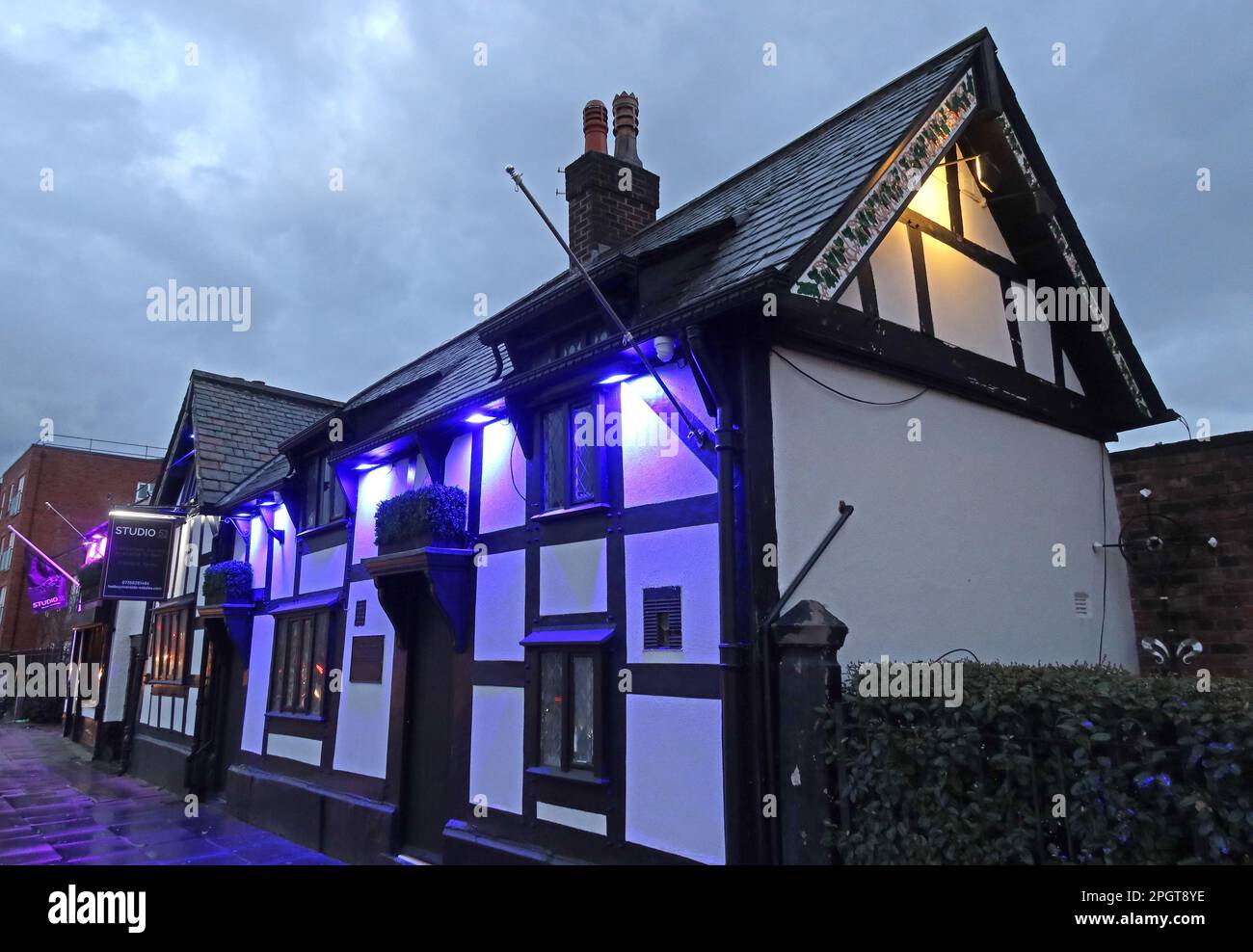 Oliver Cromwell alloggio 1599-1658, ora il ristorante indiano Cottage, Church St, Warrington centro città al crepuscolo, Cheshire, Inghilterra, Regno Unito, WA1 2TF Foto Stock