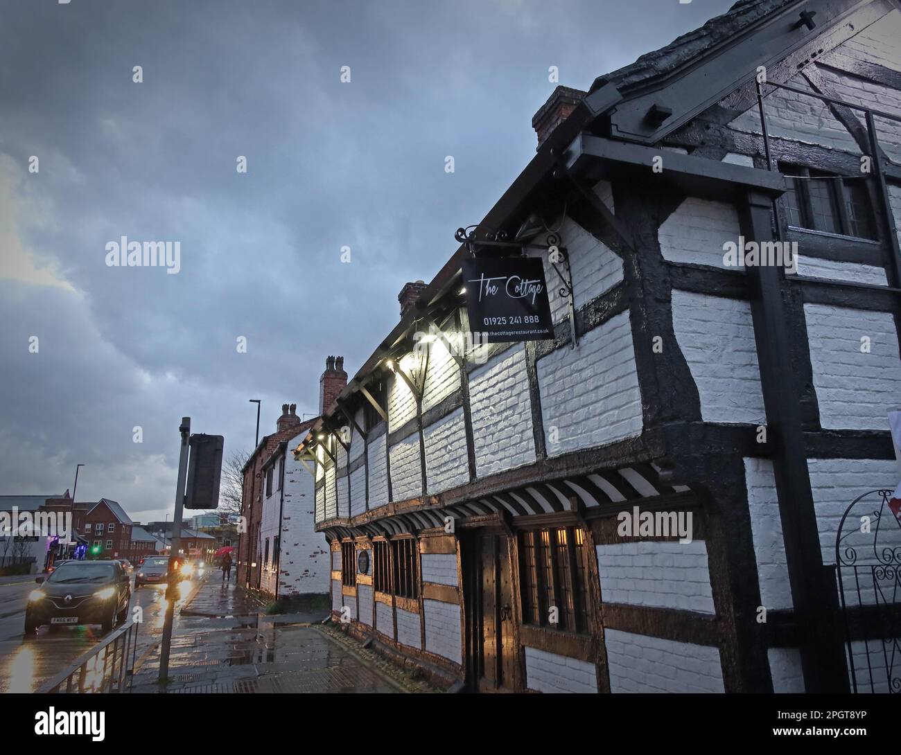 Oliver Cromwell alloggio 1599-1658, ora il ristorante indiano Cottage, Church St, Warrington centro città al crepuscolo, Cheshire, Inghilterra, Regno Unito, WA1 2TF Foto Stock