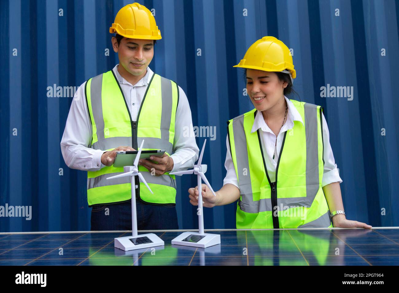 giovani asiatici, uomini e donne studenti universitari imparare e sperimentale vento e luce solare energie rinnovabili in ingegneria, bachelor della scienza, rinnova Foto Stock