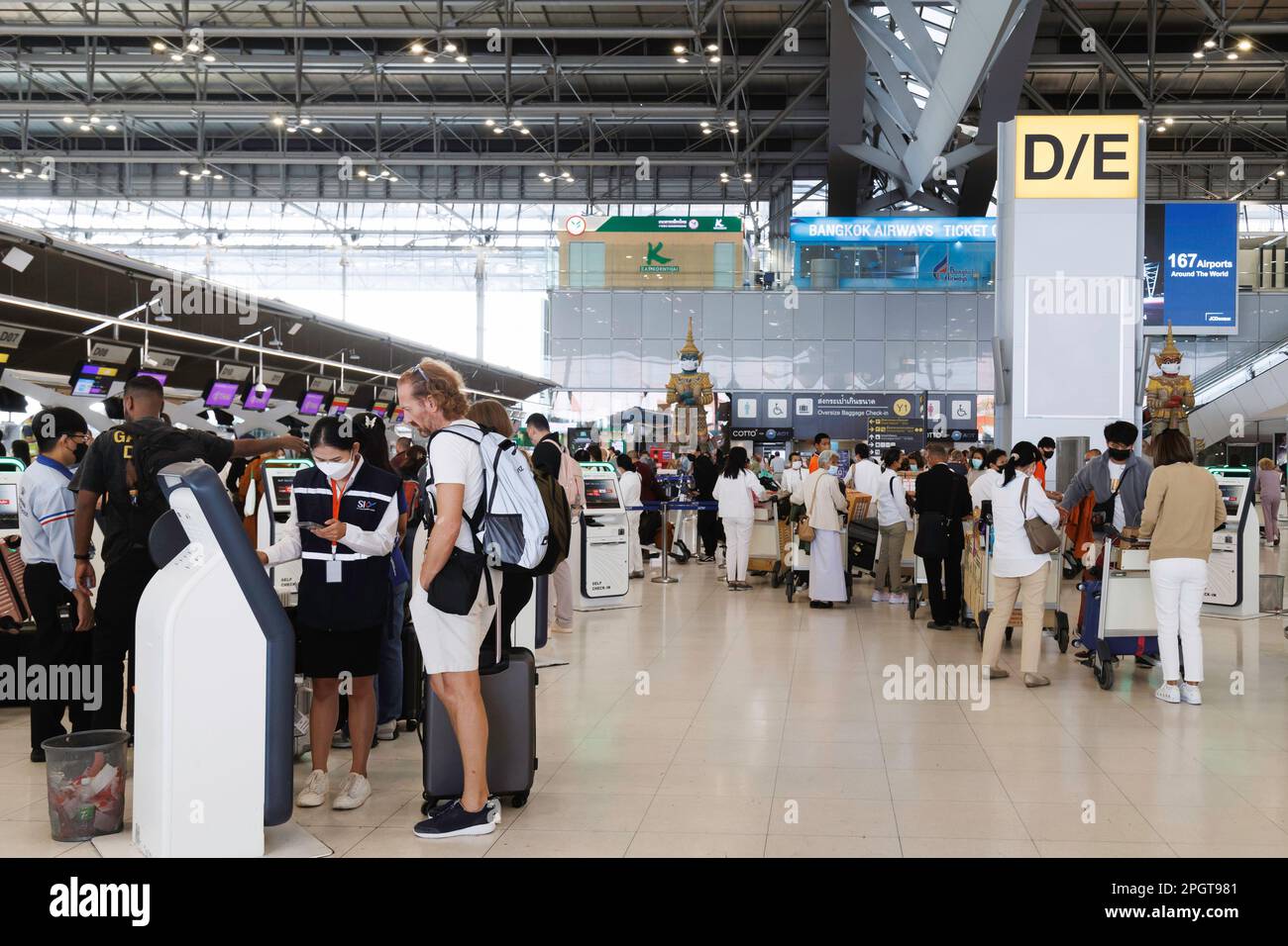 Bangkok, Thailandia - 18 giugno 2023 : Bangkok, Thailandia - 19 gennaio 2023 : i passeggeri dei viaggi in asia ed europa sono in coda per effettuare il check-in per il viaggio i Foto Stock