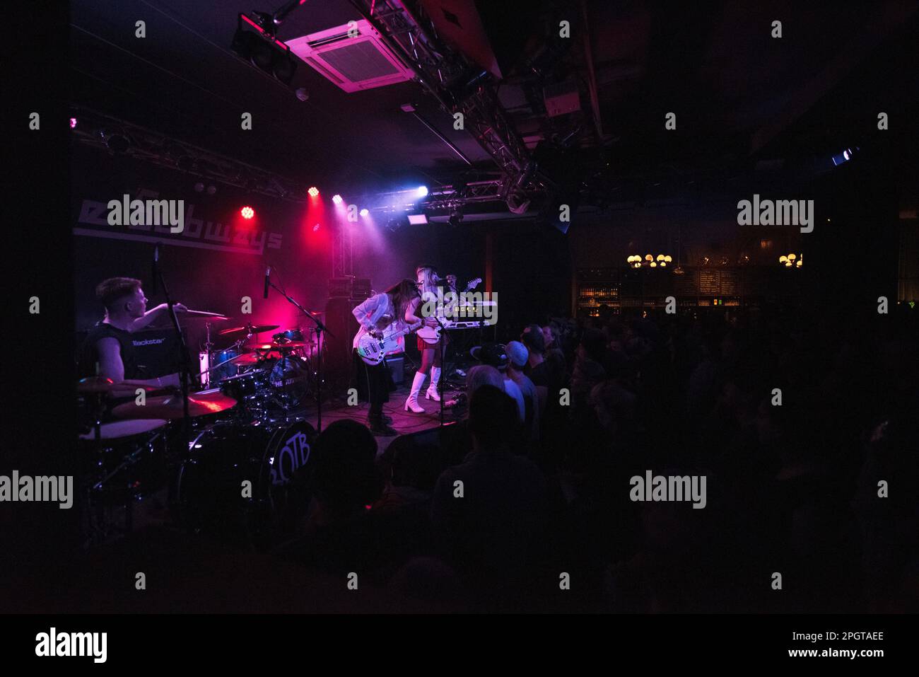 Baby of the Bunch, una band indie tedesca di Berlino e Lipsia, che si esibisce dal vivo al Frannz Club mentre sostiene i Subways. Foto Stock