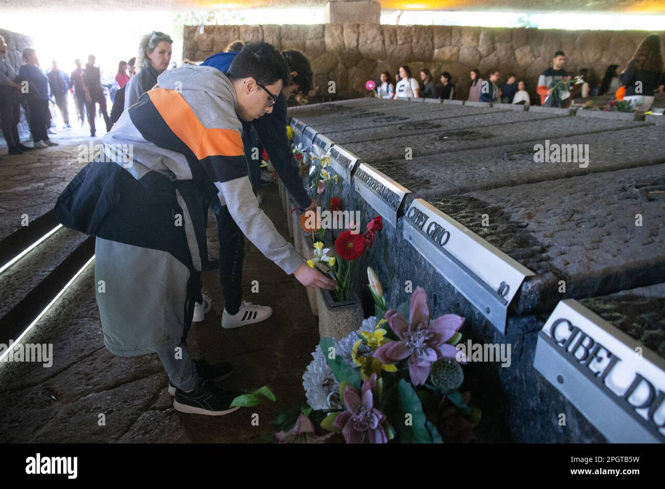 Roma, Italia. 23rd Mar, 2023. Gli studenti lasciano un fiore sulle tombe dei martiri della fosse Ardeatina a Roma (Foto di Matteo Nardone/Pacific Press) Credit: Pacific Press Media Production Corp./Alamy Live News Foto Stock