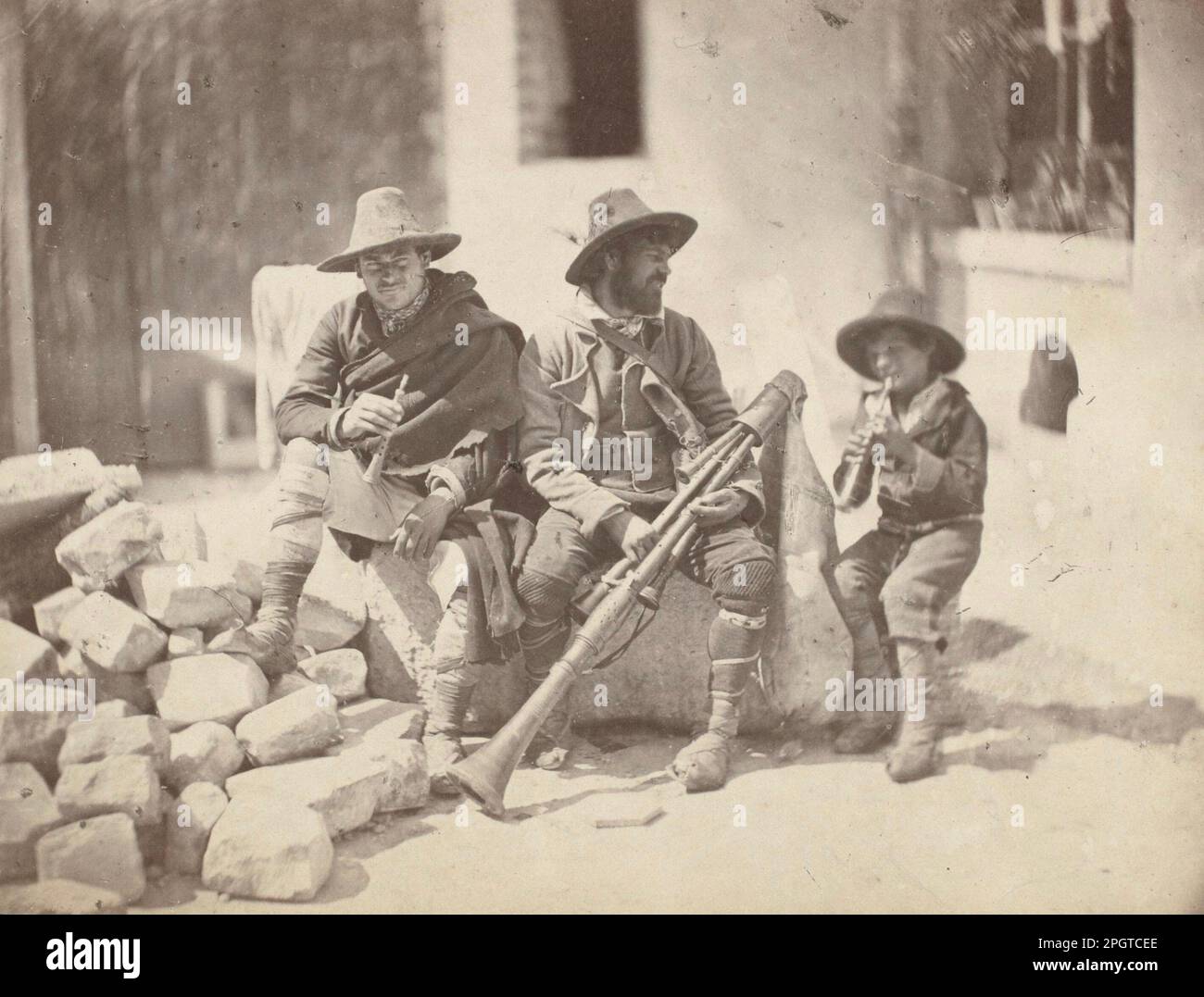 Charles Nègre - Pifférari Assis, musicisti italiani di strada (nel cortile, 21 Quai de Bourbon) - 1853 Foto Stock