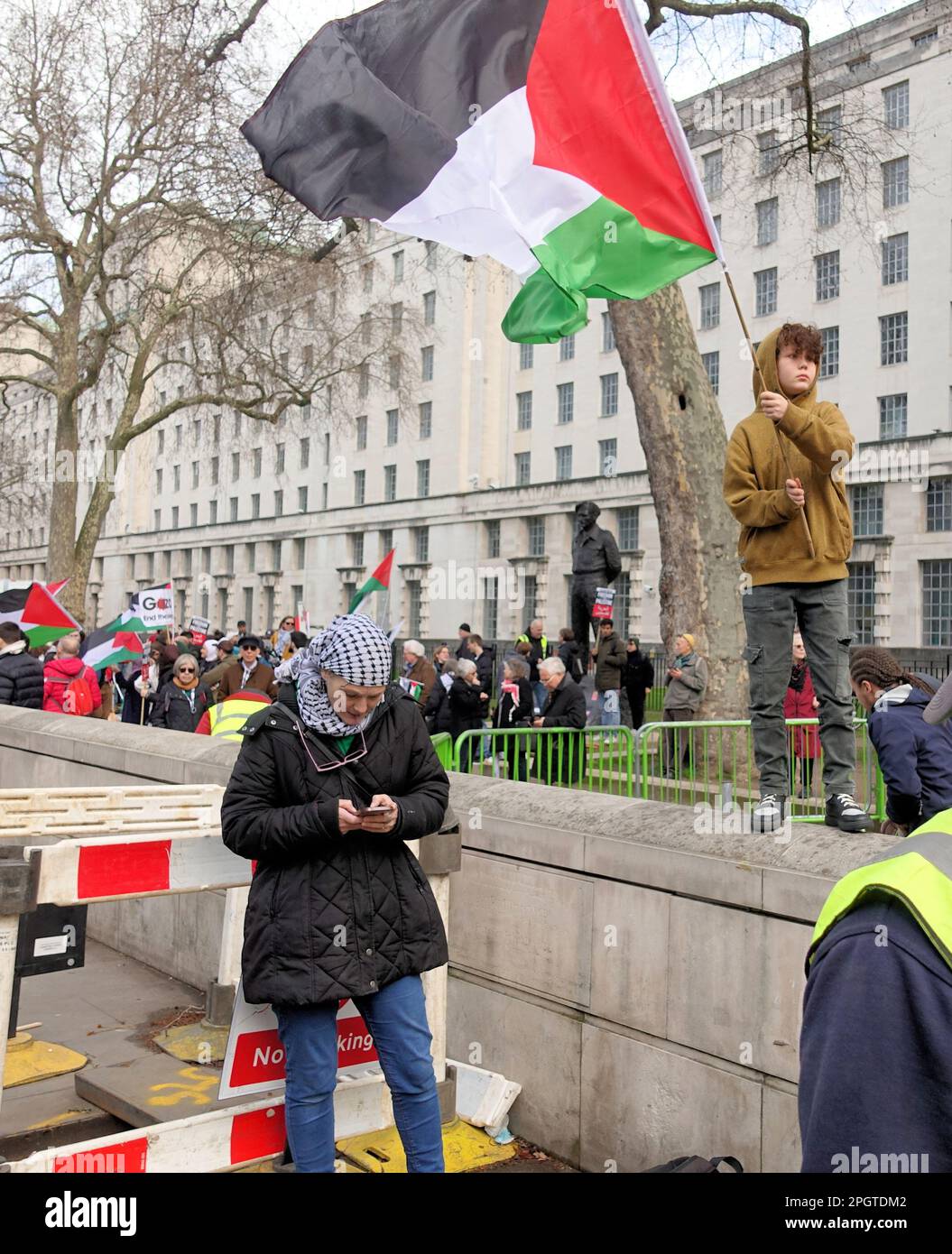 London.UK, 24/02/2023, israeliani e palestinesi dimostrano contro la visita di Netanyahu nel Regno Unito. Downing St. London.UK. Credit: Brian Minkoff/Alamy Live News Foto Stock