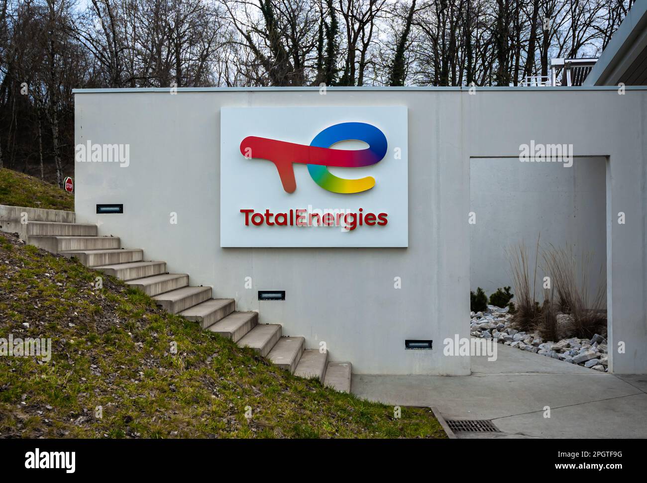 Ripaille, Francia - 2 marzo 2023: TotalEnergies è una multinazionale francese integrata nel settore dell'energia e del petrolio. Foto Stock