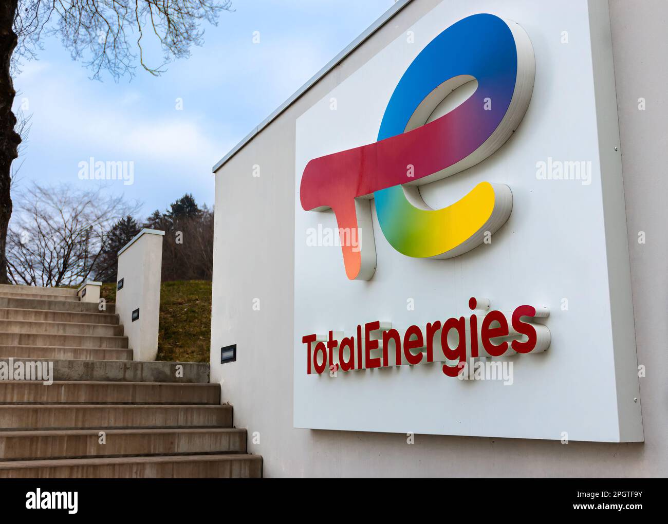 Ripaille, Francia - 2 marzo 2023: TotalEnergies è una multinazionale francese integrata nel settore dell'energia e del petrolio. Foto Stock