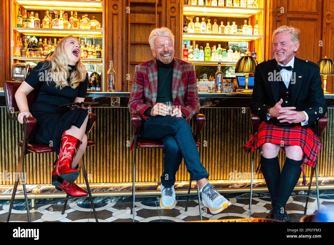 SOLO USO EDITORIALE (da sinistra a destra) giornalista radiotelevisivo per la capitale FM Scozia Katie Johnson, Sir Richard Branson e CEO di Virgin Hotels James Bermingham durante la grande apertura di Virgin Hotels Edinburgh, situato nel centro storico di Edimburgo. Data immagine: Venerdì 24 marzo 2023. Foto Stock